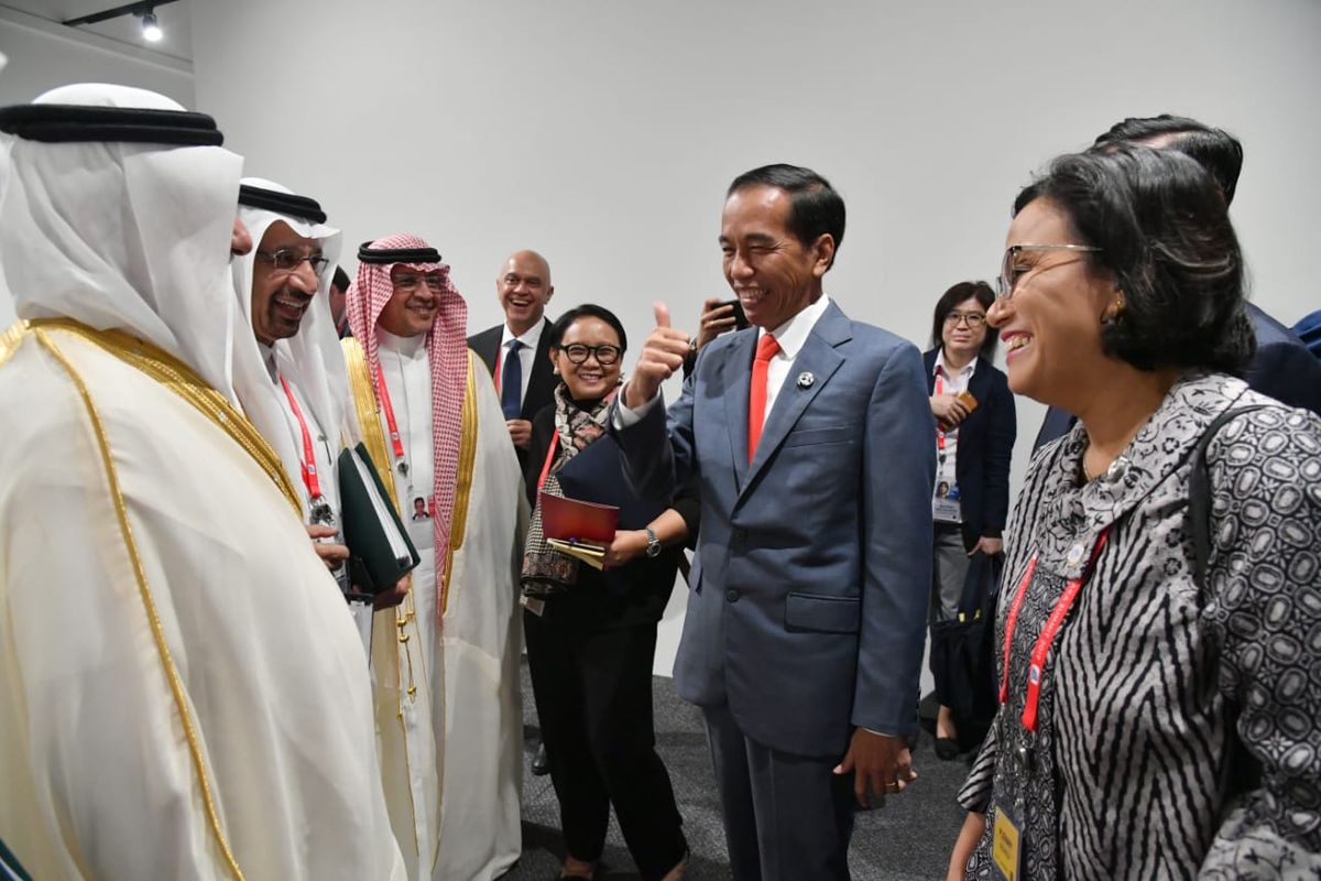 Menteri Keuangan Sri Mulyani dan Menteri Luar Negeri Retno Marsudi disanjung di depan Presiden Joko Widodo.   Momen itu terjadi di sela-sela gelaran Konferensi Tingkat Tinggi (KTT) G20 di Osaka, Jepang, Jumat (28/6/2019). 