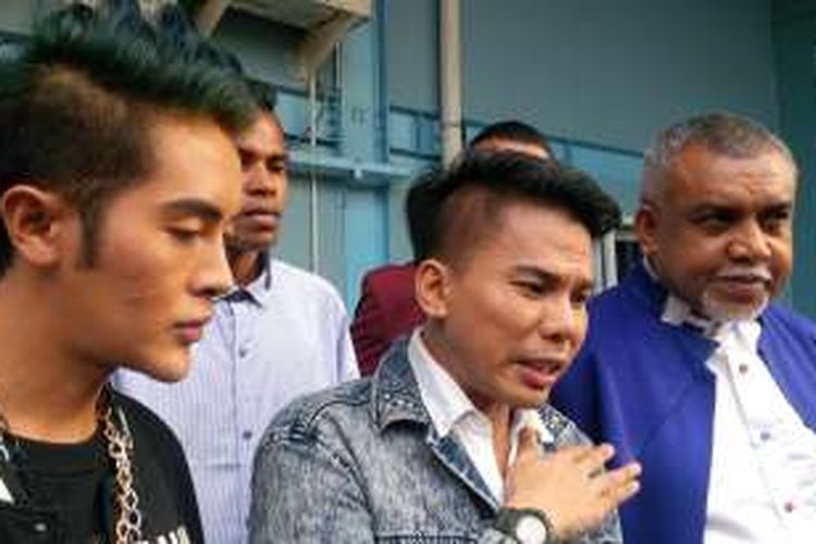 Robby Abbas alias  (tengah) bersama kuasa hukumnya diabadikan di halaman Gedung Trans, Jalan Tendean, Mampang Prapatan, Jakarta Selatan, Selasa (10/5/2016).
