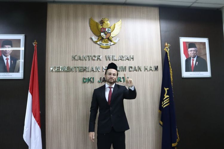 Pemain Persija Jakarta, Marc Klok, berpose di bawah lambang pancasila usai resmi jadi WNI, Kamis (12/11/2020).