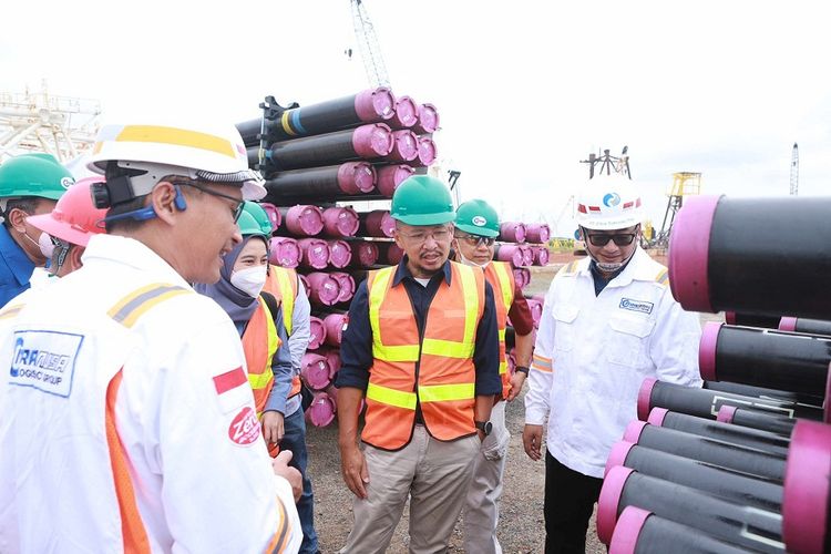 Kepala Divisi Pengelolaan Rantai Suplai dan Analisis Biaya SKK Migas Erwin Suryadi (kedua dari kanan) mendengarkan penjelasan dari President Director PT Citra Tubindo Tbk., Satya Heragandhi (kiri) saat peninjauan pengeksporan produk pipa transmisi gas di Pelabuhan SCN Logistics Kabil, Batam, Kepulaua Riau, Kamis (9/6/2022). Peninjauan tersebut dalam rangka Pra Forum Kapasitas Nasional 2022 wilayah Sumbagut.