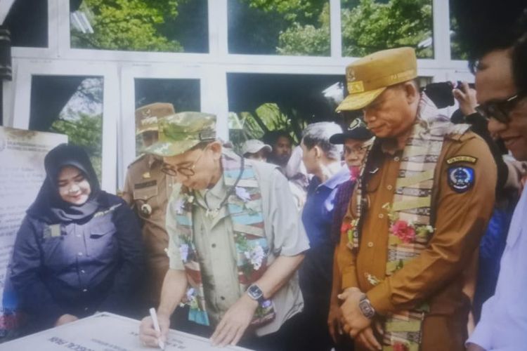 Menteri Kebudayaan Fadli Zon didampingi Pj Gubernur Sulsel Fadjry Djufry meresmikan Leang- Leang Archaeological Park di Kabupaten Maros, Sulsel, Selasa,(14/1/2025). 