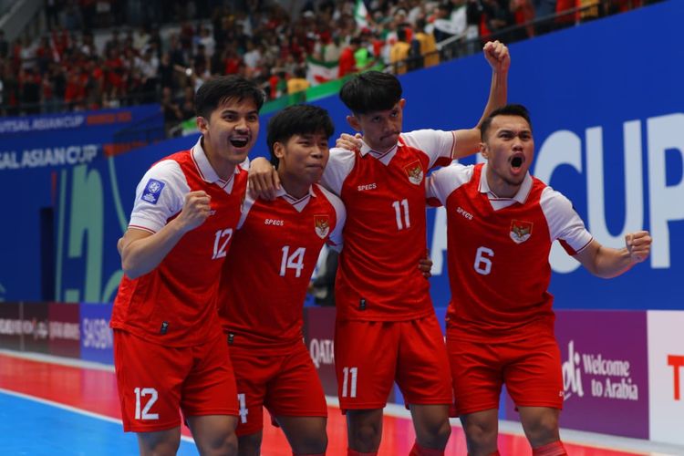 Pemain Timnas Futsal Indonesia, Dewa Rizki, saat melakukan selebrasi dengan rekan-rekannya usai mencetak gol ke gawang Iran pada final Piala Asia Futsal 2026, Sabtu (7/2/2026) malam WIB.
