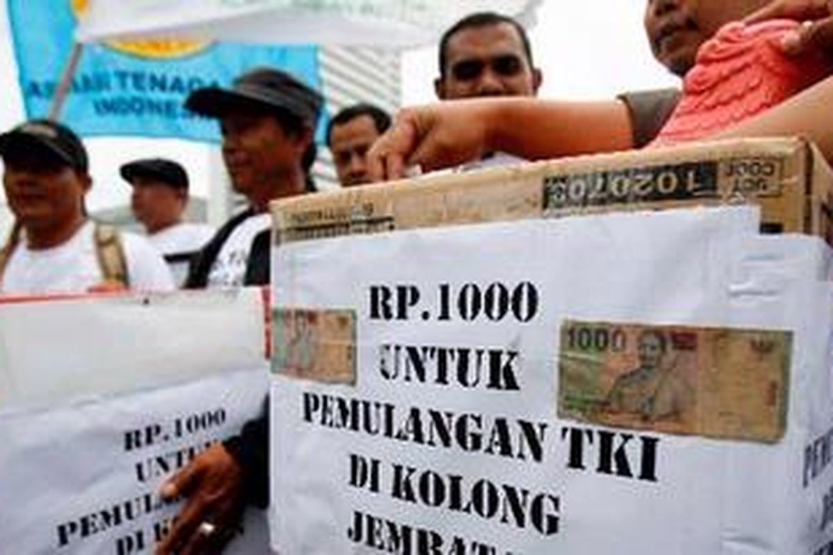 Ilustrasi: Massa dari Migrant Care menggalang solidaritas untuk Tenaga Kerja Indonesia yang terlantar di Arab Saudi, di Bundaran Hotel Indonesia, Jakarta, Rabu (12/1/2011). Mereka menggalang dana untuk pemulangan sekitar 200 TKI yang sudah tiga bulan terlantar di kolong Jembatan Kandarah, Jeddah, Arab Saudi. 