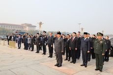 Momen Prabowo Beri Hormat untuk Monumen Pahlawan di Tiananmen Square, China