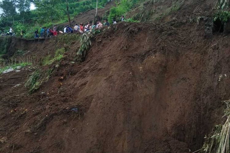 Tanah longsor di Dusun Windusajan, Desa Wonolelo, Kecamatan Sawangan, pada Selasa (12/1/2021) sekitar pukul 22.15 WIB,