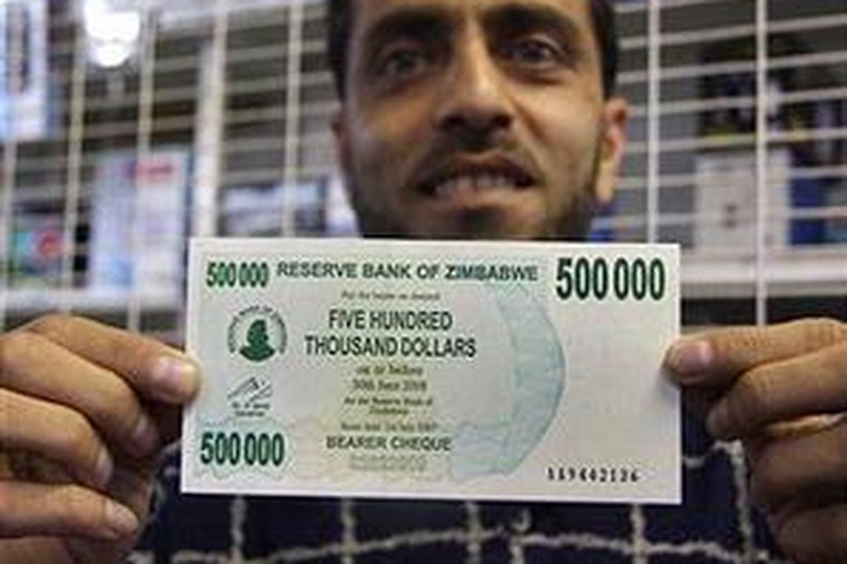 Seorang warga Zimbabwe memegang uang kertas baru senilai 500.000 dolar yang diperkenalkan ke publik pada saat negara ini terus dilanda krisis keuangan pada 22 Desember 2007 di Harare. 