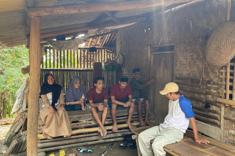 Satu keluarga di Kampung Cipasung, Kecamatan Warunggunung, Kabupaten Lebak, Banten mengalami kebutaan mata. Suasana di kediaman mereka pada Rabu (25/10/2023).