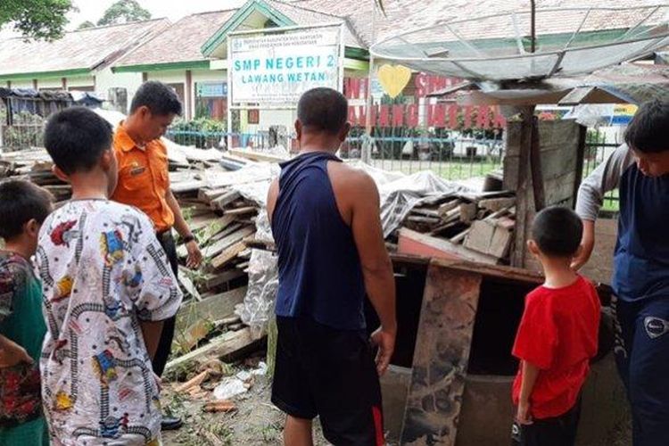 Tim BPBD dmuba ketika mengecek sumur