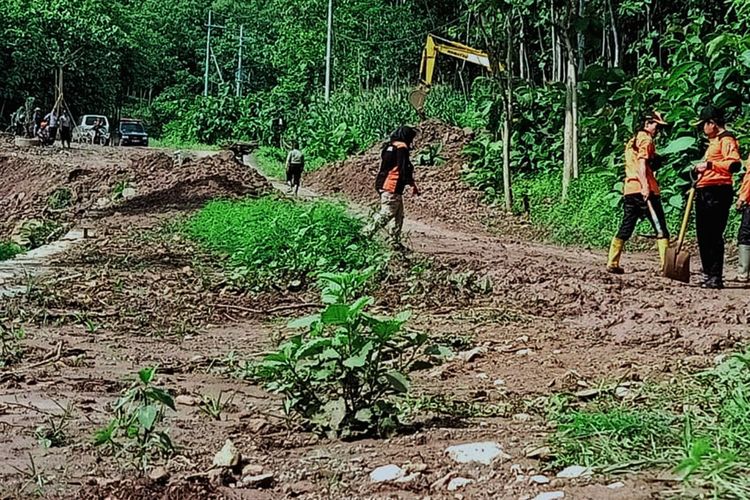 Hujan deras sejak Selasa sore  membuat jalan desa yang menghubungkan Desa  Ngelopang dengan Kecamatan Parang Magetan tertimbun material longsor. Hingga Rabu sore BPBD bersama relawan dari TNI, Polrei berhasil menyingkirkan material lumpur dan batu besar dengan menggunakan alat berat.