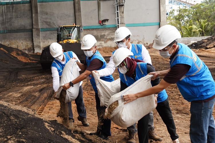 PLN UID Jakarta bersama PLTU lontar mengubah sampah biomassa untuk dijadikan bahan bakar. 