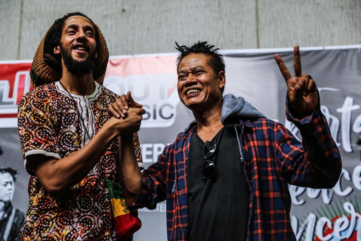 Julian Ricardo Marley dan Tony Q Rastafara berpose jelang konsernya di Jakarta Peace Concert 2017 di Jakarta, Rabu (15/11/2017). Konser  Jakarta Peace Concert ini juga menampilkan band dari Bahaya Records, yaitu Gangstarasta serta beberapa musisi ternama lainnya di genre reggae seperti Tony Q Rastafara, Ras Muhammad, Nd White, Aray Daulay, Bastian, Reynold dan lainnya yang memiliki banyak penggemar. KOMPAS.com/GARRY ANDREW LOTULUNG