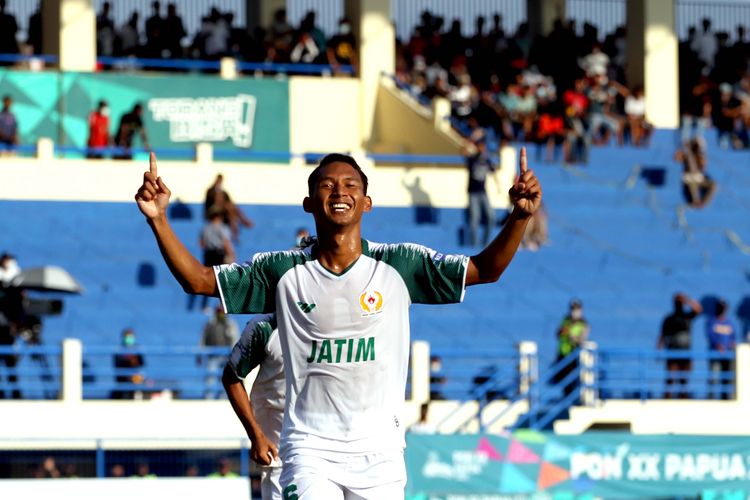 Pemain Jawa Timur Krisna Septiawan selebrasi seusai mencetak gol ke gawang Jawa Barat saat babak 6 besar PON XX Papua 2021 yang berakhir dengan skor 0-2 di Stadion Barnabas Youwe Sentani Kabupaten Jayapura, Minggu (10/10/2021) sore.