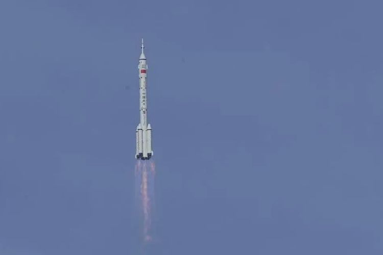 Dengan diangkut oleh roket Long March-2F Y22, wahana antariksa Shenzhou-22 lepas landas dari Pusat Peluncuran Satelit Jiuquan di China barat laut pada 25 November 2025. 