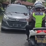 Viral, Video Polisi Pukul Mundur Mobil yang Ngeblong Saat Jalan Macet, Warganet Ikut Geram: Dia Kira Jalan Itu Punya Bapaknya!