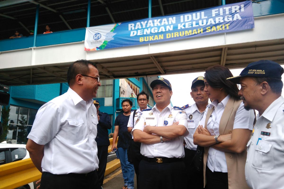 Sekretaris Jenderal Kementerian Perhubungan (Kemenhub) Sugihardjo (dua dari kiri) meninjau persiapan arus balik di penyeberangan Merak-Bakauheni, ditemani Direktur Utama PT ASDP Indonesia Ferry Faiq Fahmi (kiri), Cilegon, Banten, Jumat (30/6/2017).