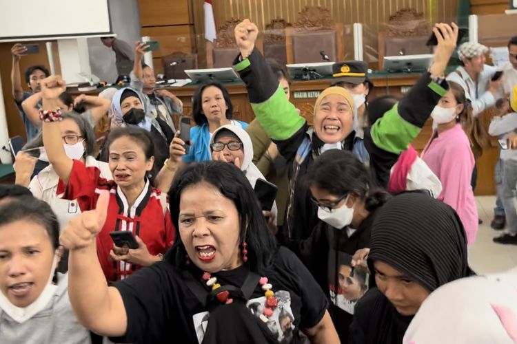 Ekspresi kegembiraan pendukung Richard Eliezer di ruang sidang utama Pengadilan Negeri (PN) Jakarta Selatan usai mejelis hakim membacakan vonis Rabu (15/2/2023).