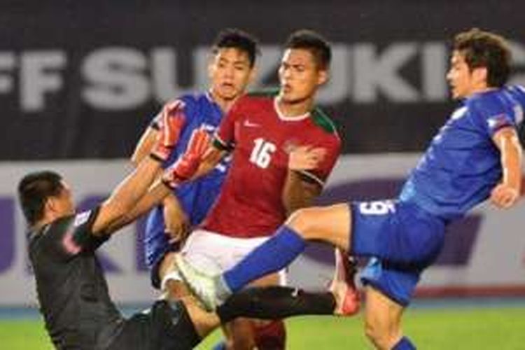 Kiper Indonesia, Kurnia Meiga dan bek Fachruddin Ariyanto mengamankan bola dari dua pemain Filipina di Philippine Sports Stadium, Selasa (22/11/2016) malam. 