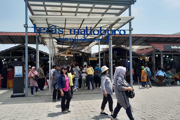 Sejumlah wisatawan mengunjungi Teras Malioboro 1, Yogyakarta, Senin (25/12/2023). 