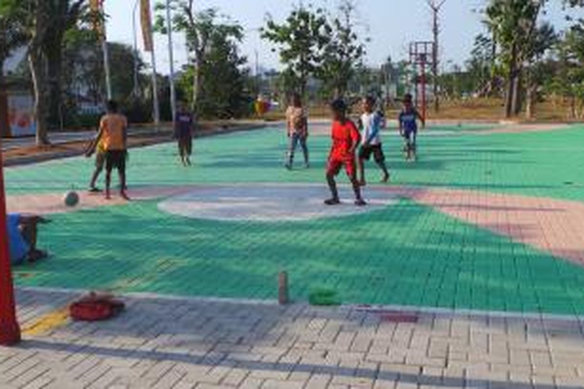 Anak-anak bermain bola di Taman Waduk Pluit, Penjaringan, Jakarta Utara.