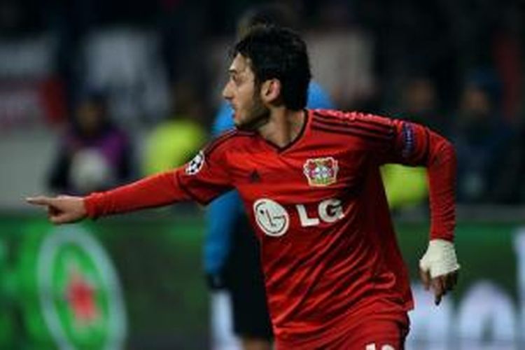 Gelandang Bayer Leverkusen, Hakan Calhanoglu.