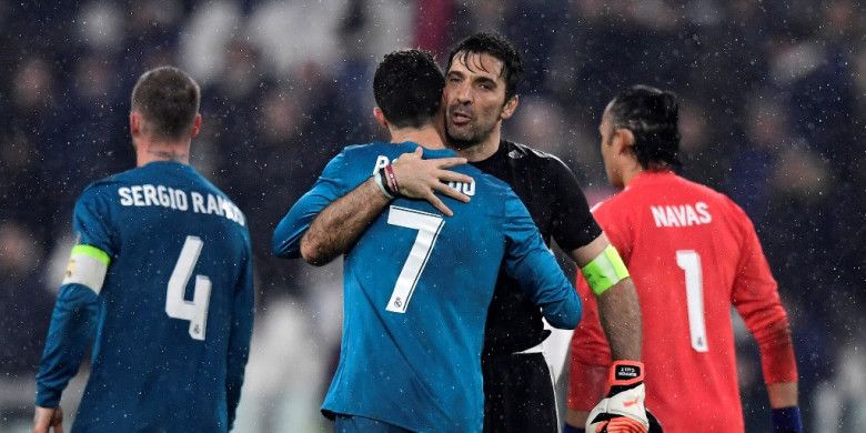 Kiper Juventus, Gianluigi Buffon, memberikan selamat kepada megabintang Real Madrid, Cristiano Ronaldo, seusai laga leg pertama perempat final Liga Champions di Stadion Allianz, Turin, Italia pada 3 April 2018.
