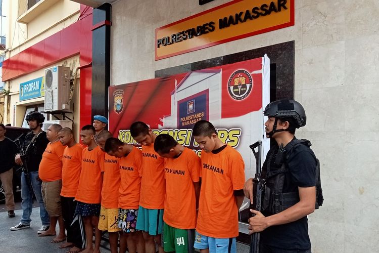 8 tersangka dalam kasus penganiyaan secara bersama-sama saat tawuran di lingkup Unhas Makassar yang diekspose polisi di Mapolrestabes Makassar, pada Senin (20/3/2023)