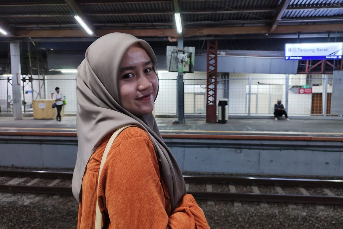 Safira Nurulita (22) saat hendak naik KRL di Stasiun Tanjung Barat, Jagakarsa, Jakarta Selatan, Kamis (6/10/2023). (KOMPAS.com/XENA OLIVIA)