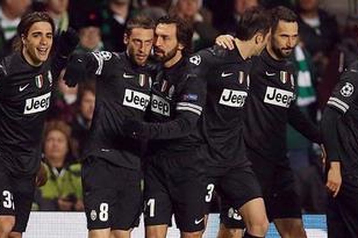 Para pemain Juventus merayakan gol ke gawang Celtic FC di Stadion Celtic Park, Glasgow, Selasa (12/2/2013).