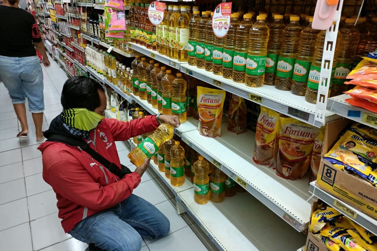 Sejumlah anggota kepolisian dari jajaran Reskirm Polsek se Kabupaten Bandung melakukan pengecekan Minyak Goreng di swalayan dan pasar tradisional, Rabu (23/3/2022)