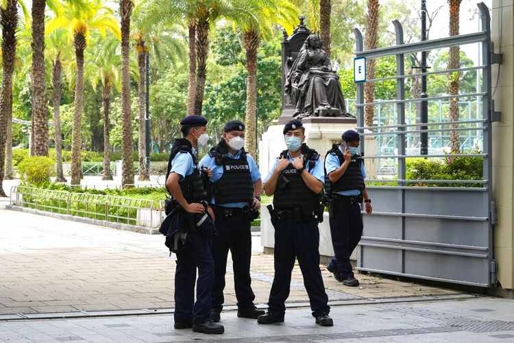 Petugas polisi berjaga di Taman Victoria Hong Kong, Sabtu, 4 Juni 2022. 