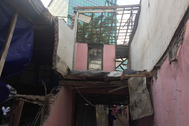 Sebanyak empat rumah di Jalan Kembang V, RT 003 RW 002 Kelurahan Kwitang, Jakarta Pusat, ambruk pada Sabtu pekan lalu, Senin (2/4/2018).