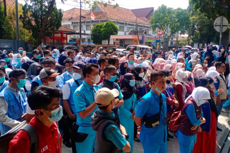 Honorer tenaga kesehatan di Garut melakukan aksi unjukrasa ke kantor DPRD Garut memuntut kejelasan nasib mereka, Kamis (23/06/2022)