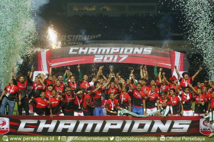 Para pemain Persebaya Surabaya merayakan gelar juara Liga 2 setelah mengalahkan PSMS Medan dengan skor 3-2 pada laga final di Stadion GBLA, Selasa (28/11/2017).