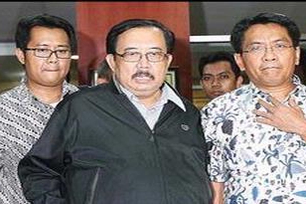 Bahasyim Assifie (tengah) saat keluar dari gedung Direktorat Reserse Kriminal Khusus Polda Metro Jaya, Jakarta Selatan, seusai menjalani pemeriksaan selama lebih dari 10 jam, Jumat (9/4). Setelah pemeriksaan, Bahasyim ditetapkan sebagai tersangka kasus pencucian uang dan korupsi dan ditahan di Rumah Tahanan Direktorat Reserse Kriminal Umum Polda Metro Jaya.