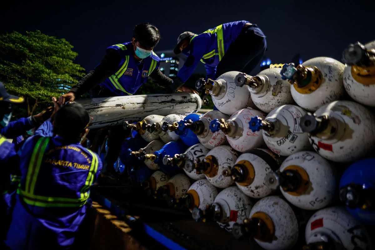 Petugas menurunkan tabung berisi oksigen dari truk di Posko Darurat Oxygen Rescue, kawasan Monumen Nasional (Monas), Jakarta Pusat, Selasa (6/7/2021).Total 132 tabung oksigen dari Pabrik Gas Industri (PGI) milik Krakatau Steel untuk 12 rumah sakit di Jakarta yang disediakan Provinsi DKI Jakarta hari ini seiring masih tingginya kasus Covid-19 aktif di Jakarta.