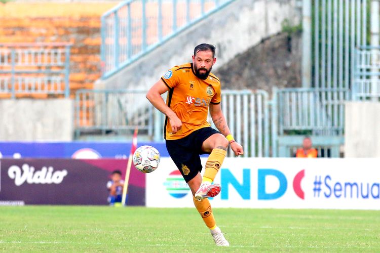 Pemain asing Bhayangkara FC Matias Mier mengontrol bola saat pertandingan pekan ke-20 Liga 1 2022-2023 melawan Persebaya Surabaya yang berakhir dengan skor 2-1 di Stadion Gelora Joko Samudro Gresik, Senin (23/1/2023) sore.