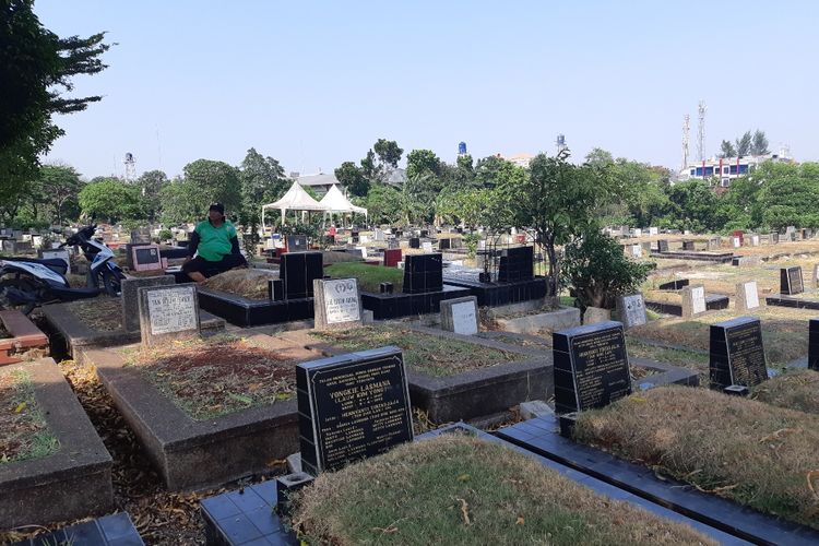 Suasana pemakaman di TPU Joglo, Jakarta Barat, Jumat (15/11/2019)