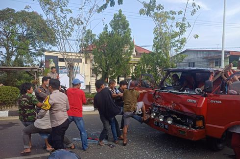 Mobil Tangki Air Tabrak Truk Pelabuhan akibat Rem Tak Berfungsi, Sopir Tergencet Dasbor Mobil