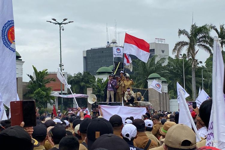  Persatuan Perangkat Desa Indonesia (PPDI) menggelar aksi demonstrasi di kawasan Gedung DPR/MPR, Jakarta Pusat, Rabu (25/1/2023). 