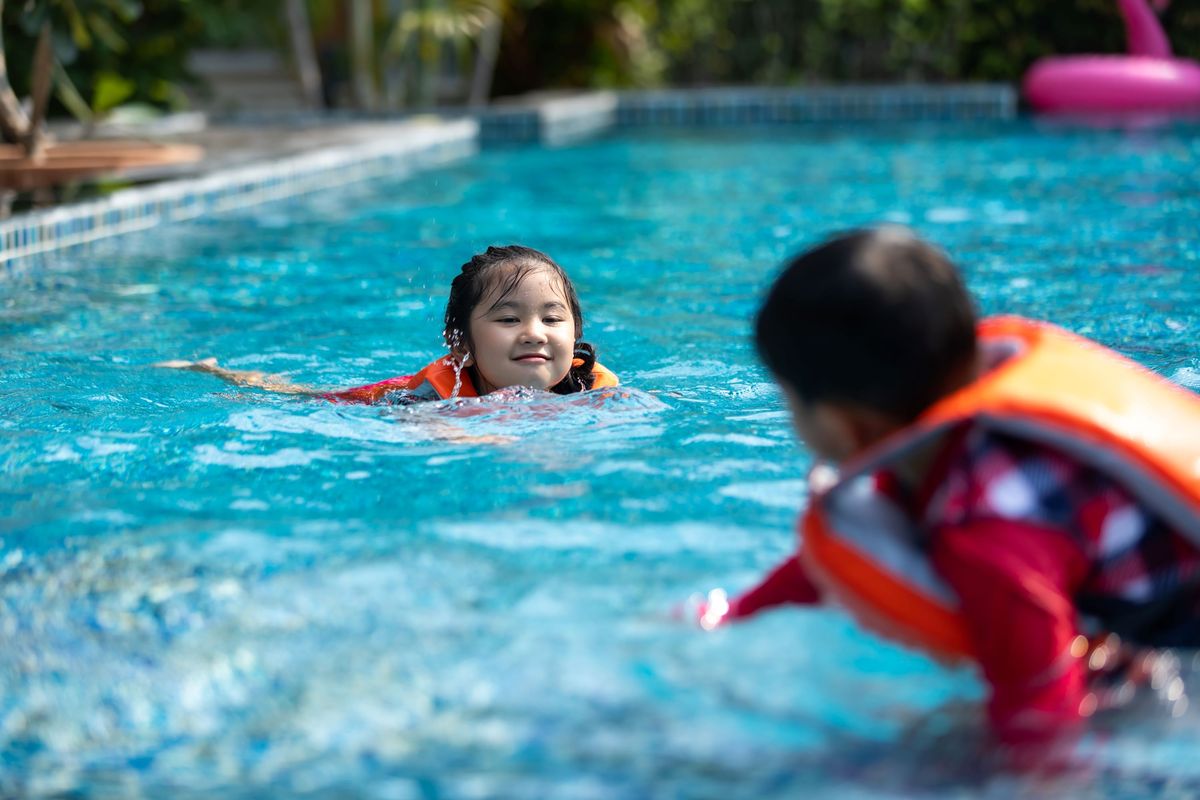 Ilustrasi ukuran kolam renang untuk anak-anak belajar berenang.