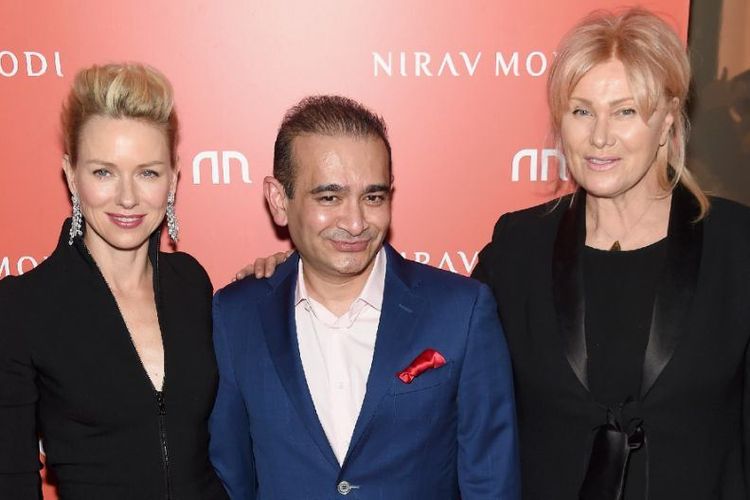 Nirav Modi (tengah) berdiri bersama Naomi Watts (kiri) dan Deborra-Lee Furness (kanan) di Nirav Modi Boutique pada 8 September 2015 di New York, Amerika Serikat. (AFP/ Jamie McCarthy)