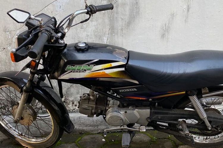 Sepeda motor pelat merah yang digunakan pelaku saat beraksi melakukan pencurian motor di Surabaya, Jawa Timur.