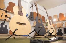 Warga Bandung Bikin Gitar Akustik Paling Tipis di Dunia