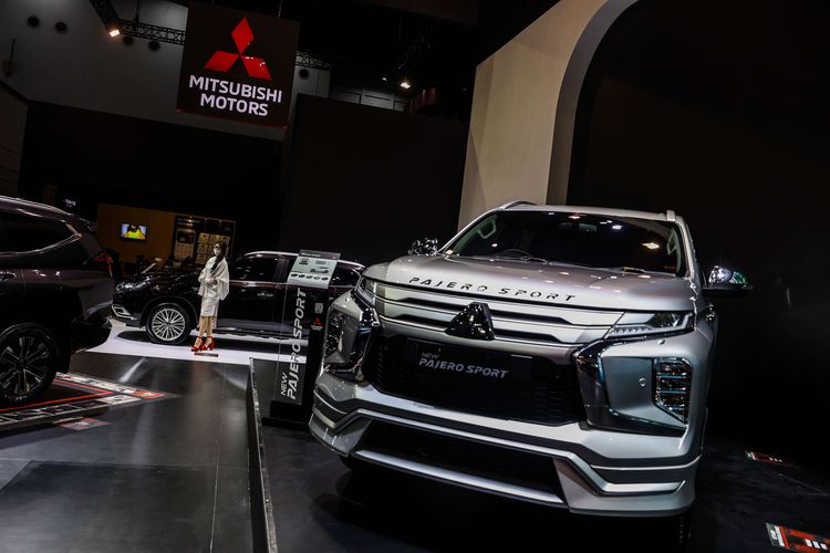 Suasana pameran di booth Mitsubishi Motors IIMS Hybrid 2021 di Hall A1 JiExpo Kemayoran, Jakarta Utara, Kamis (15/4/2021). Mitsubishi Motors ikut memeriahkan Indonesia International Motor Show (IIMS) yang berlangsung dari 15-25 April 2021, dengan menerapkan protokol kesehatan yang ketat.