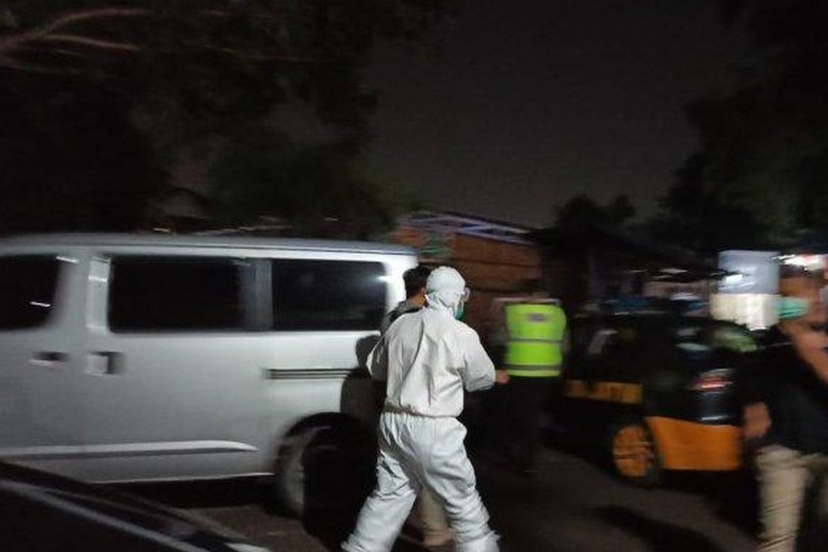 Tim medis membawa salah satu pengunjung yang terindikasi positif dalam rapid test on the spot di sejumlah kafe di Surabaya pada Selasa (14/4/2020) malam.