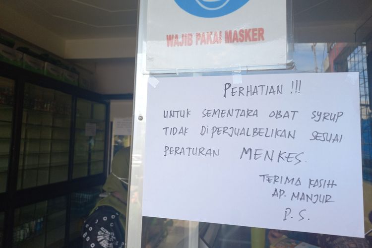 Foto: Pemilik Apotik Manjur di Jalan Patuan Anggi di Kecamatan Siantar Utara, Kota Pematangsiantar memasang imbauan tidak menjual obat sirup setelah surat edaran Kemenkes, Jumat (21/10/2022).