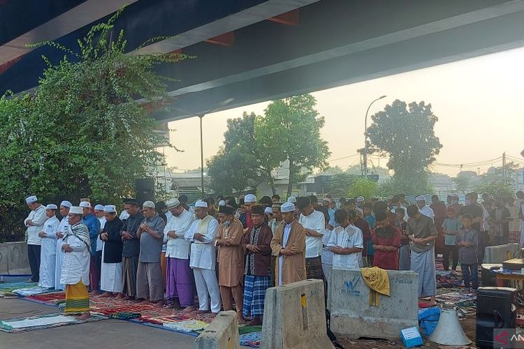 Warga Pasar Gembrong menggelar Shalat Idul Fitri di kolong Tol Becakayu, Jakarta, Senin (2/5/2022). ANTARA/Yogi Rachman