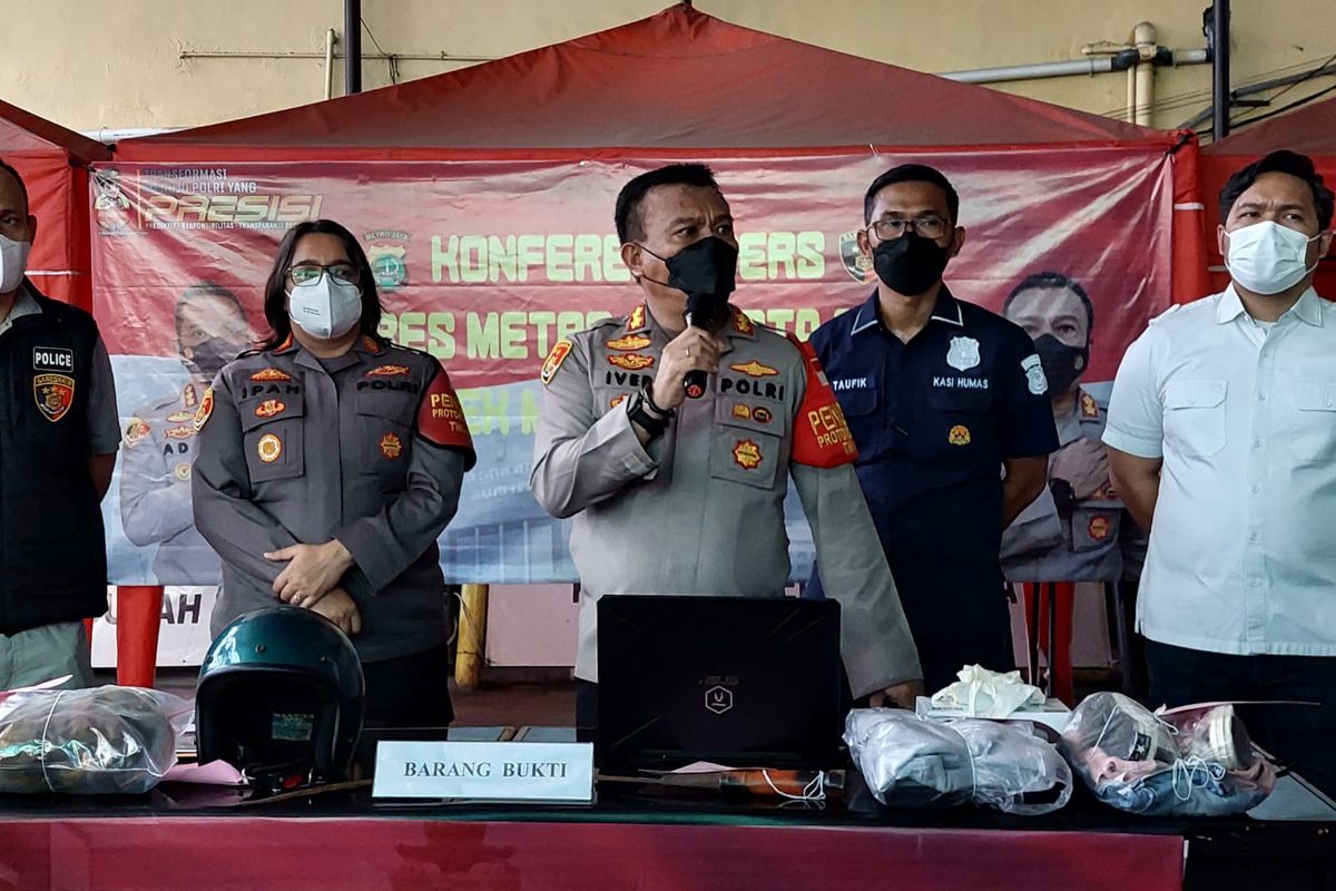 Kapolsek Metro Tamansari, AKBP Iver Son Manossoh mengatakan remaja dikeroyok dan dibacok oleh sejumlah orang di Jalan Gajah Mada, Kecamatan Tamansari, Jakarta Barat, tepatnya di depan Gedung Arsip.  