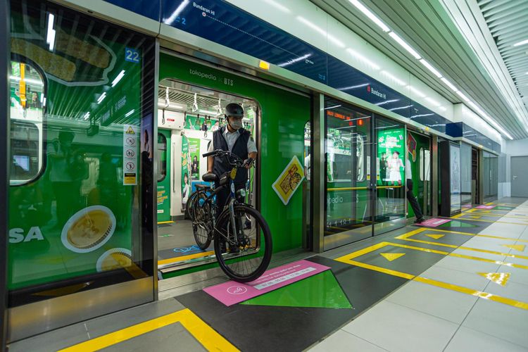 Akses sepeda non-lipat di Stasiun Istora Mandiri