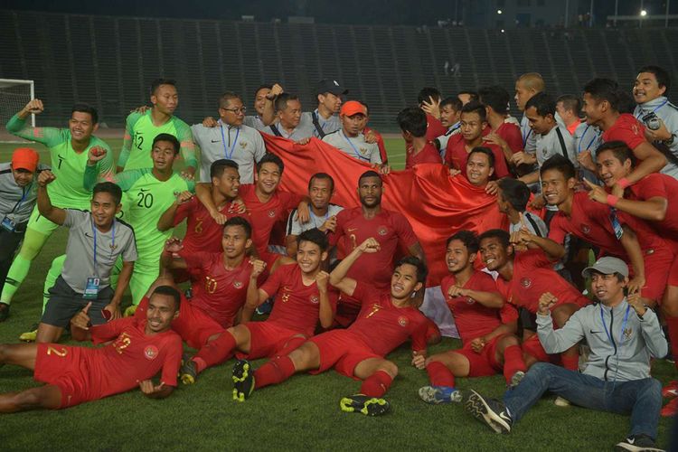 Pemain Timnas U-22 merayakan kemenangan seusai pertandingan final Piala AFF U-22 2019 di Stadion Nasional Olimpiade Phnom Penh, Kamboja, Selasa (26/2/2019). Indonesia menjadi  juara setelah mengalahkan Thailand di babak final dengan skor 2-1.